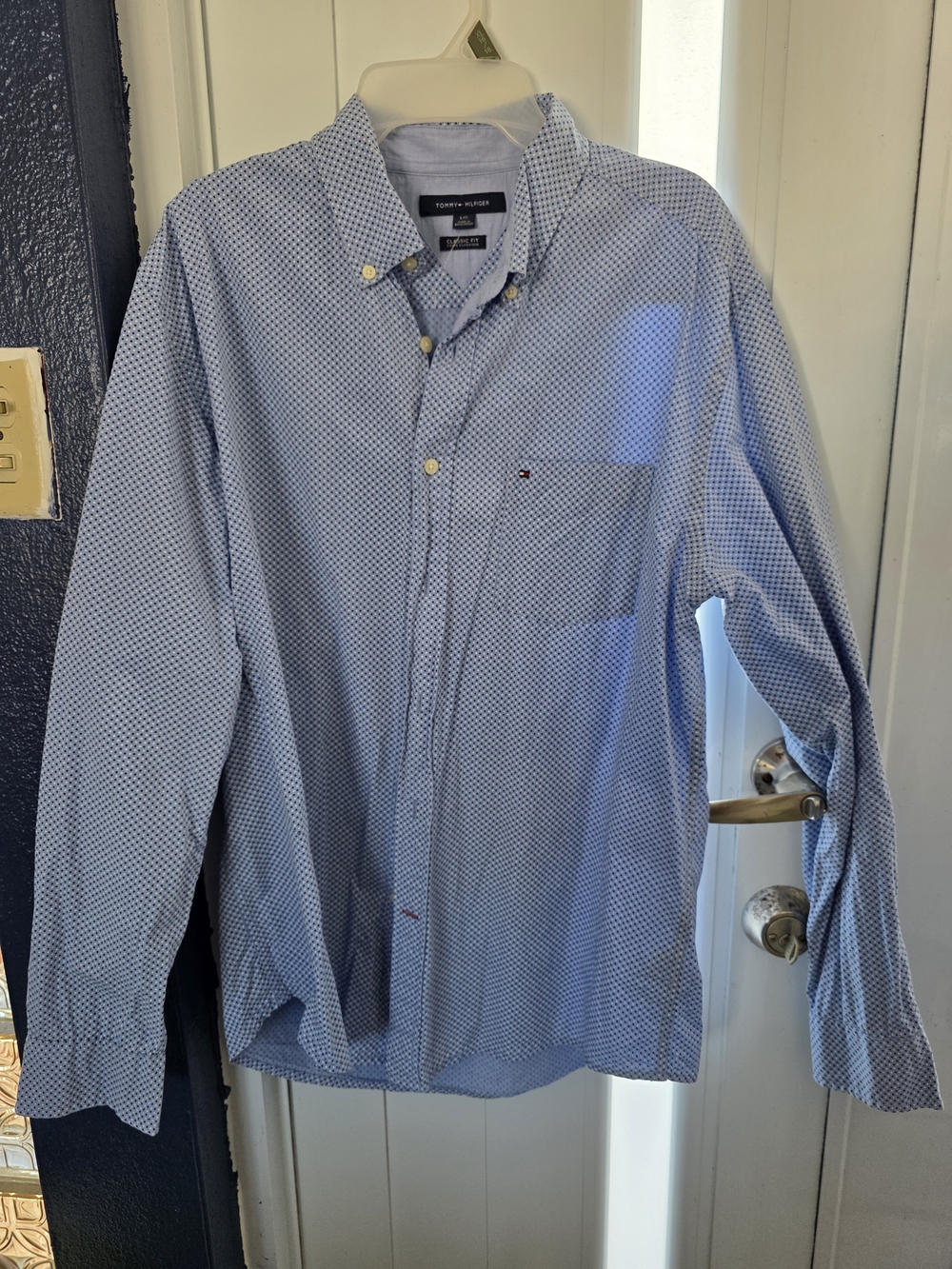 Tommy Hilfiger Men’s Light Blue Micro-Pattern Button-Down Shirt